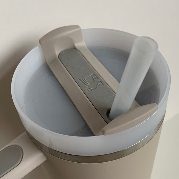 STANLEY Like New, NEW Straw, The Quencher H2.0 Flowstate Tumbler, 40 OZ - Picture 7 of 11